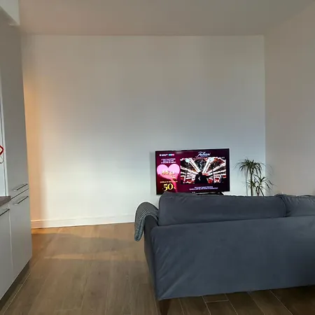 Apartman 5' - Mountain View - 10' Station - Wifi, Ac