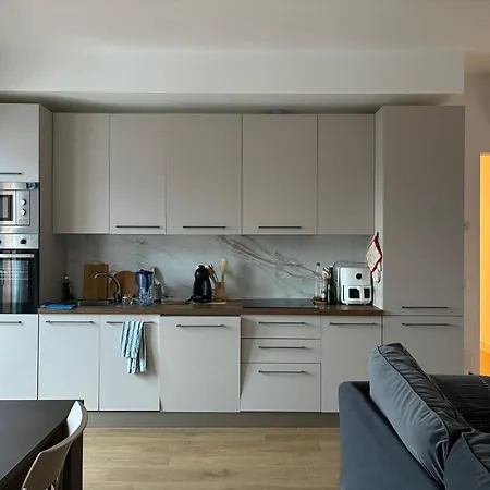 Apartman 5' - Mountain View - 10' Station - Wifi, Ac