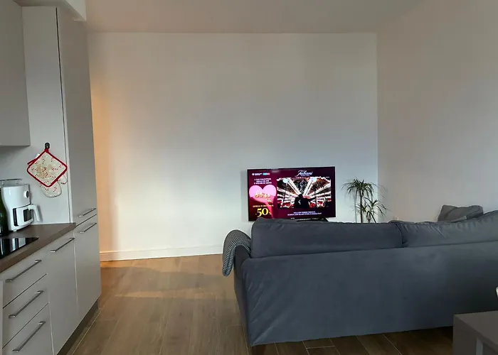Apartman 5' - Mountain View - 10' Station - Wifi, Ac